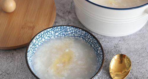 怎样制作美味可口的香蕉小米粥（简单易学，家庭必备的美味早餐）-第2张图片-美味行家