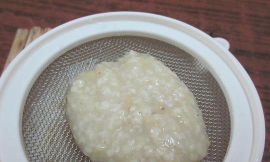 怎样制作美味可口的香蕉小米粥（简单易学，家庭必备的美味早餐）-第3张图片-美味行家
