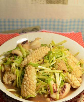 如何用鱿鱼烧五花肉做出美味佳肴（烹饪五花肉的技巧和步骤详解）-第1张图片-美味行家