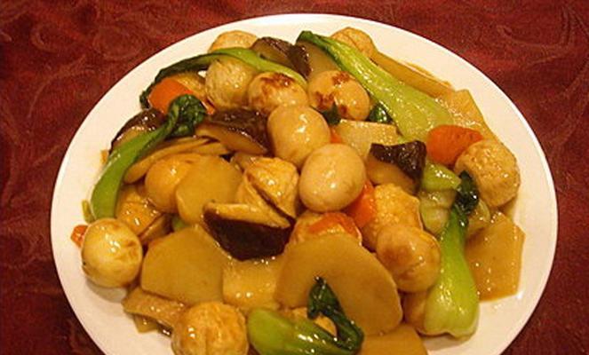 家常美食，香菇豆腐鱼丸汤（美味简单，营养丰富的汤品，适合全家人享用）-第1张图片-美味行家