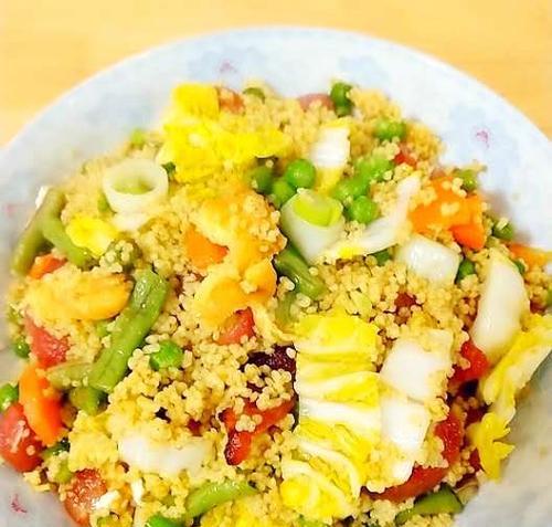 五彩斑斓炒饭，美食的艺术品（五彩斑斓炒饭的制作技巧和口感介绍）-第1张图片-美味行家