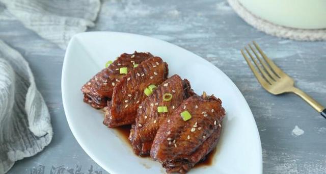 以吮指啤酒鸡翅，体验美味与乐趣（一道让你欲罢不能的美食）-第1张图片-美味行家