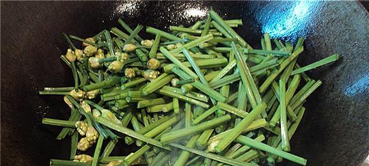 银鱼炒韭苗的做法（传统美食，味道鲜美）-第1张图片-美味行家