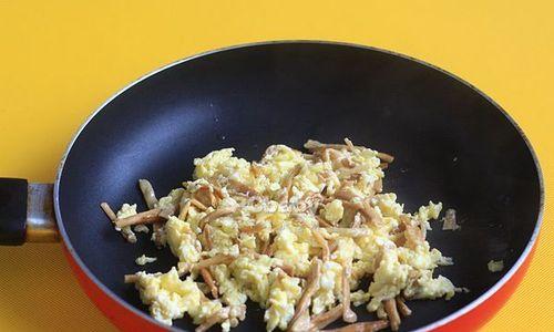 美味易做（打造色香味俱佳的鲜黄花炒鸡蛋）-第1张图片-美味行家