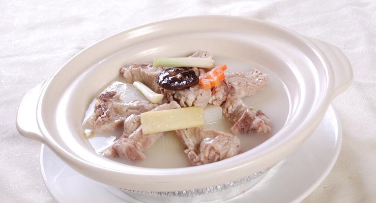 丝瓜排骨淮山汤的做法（营养美味，补气补血）-第2张图片-美味行家