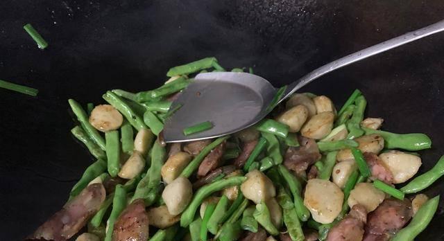 雪豆烧牛肉，美味的家常菜（学会这道菜，让你的家常菜更上一层楼！）-第1张图片-美味行家