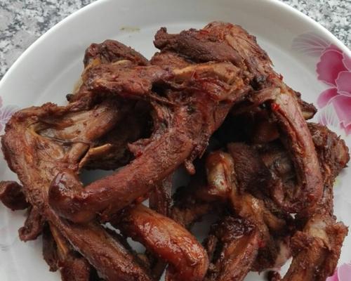 周黑鸭鸭架的制作方法（以鲜嫩多汁为特色的烤鸭架）-第3张图片-美味行家