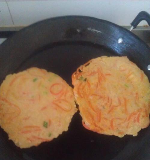 脆香可口，营养丰富！学会如何制作土豆胡萝卜爱心饼（用爱心铸造健康生活）-第3张图片-美味行家