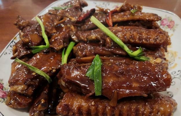 掌握糟蒸鸭翅的制作技巧（糟香四溢，入口鲜嫩）-第1张图片-美味行家