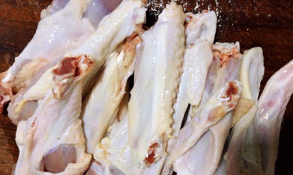 掌握糟蒸鸭翅的制作技巧（糟香四溢，入口鲜嫩）-第3张图片-美味行家