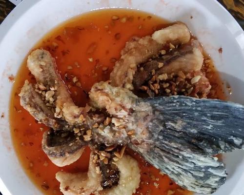 学会以香水鱼的做法，给家人带来健康美食享受（香气四溢的鱼肉美味，诱人口感不可错过）-第1张图片-美味行家