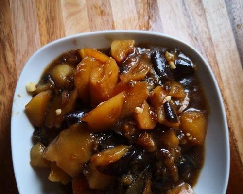 家常美味，五花肉炖茄子土豆（做法详解，让你也能做出一道美味佳肴）-第3张图片-美味行家