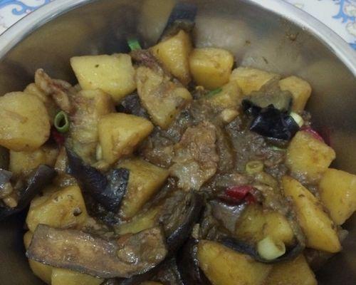 家常美味，五花肉炖茄子土豆（做法详解，让你也能做出一道美味佳肴）-第2张图片-美味行家