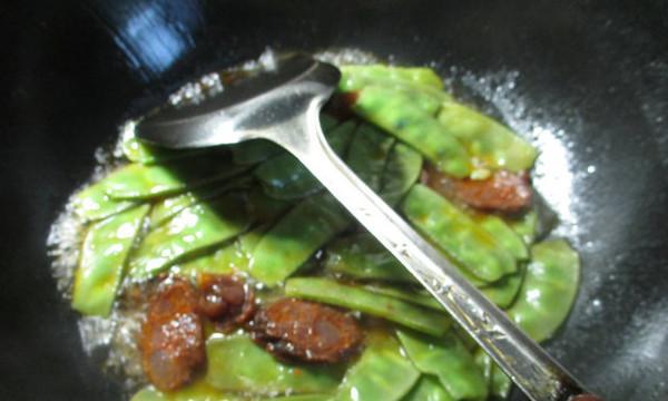 用香肠炒出美味扁豆（一份简单易学的家庭美食菜谱）-第1张图片-美味行家