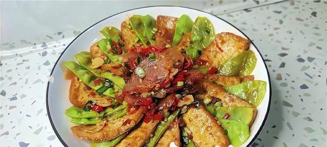 用香肠炒出美味扁豆（一份简单易学的家庭美食菜谱）-第2张图片-美味行家