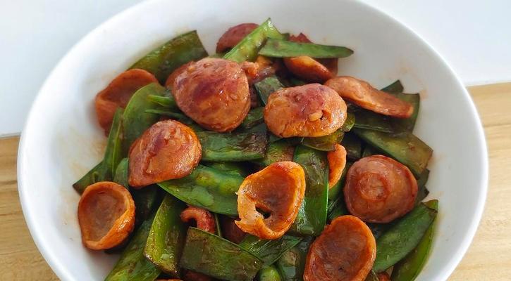 用香肠炒出美味扁豆（一份简单易学的家庭美食菜谱）-第3张图片-美味行家