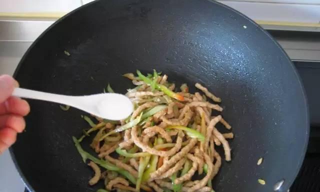 肉丝炒时蔬，营养美味一次到位！（家常菜做法，简单易学，健康美味！）-第3张图片-美味行家