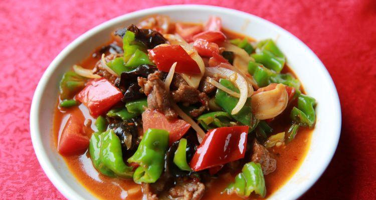 如何制作正宗的新疆小炒辣子肉（家庭厨艺也能做出美味小吃炒辣子肉的窍门和技巧）-第1张图片-美味行家