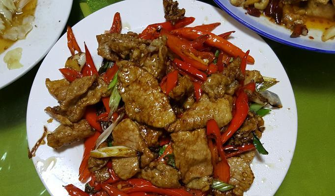 如何制作正宗的新疆小炒辣子肉（家庭厨艺也能做出美味小吃炒辣子肉的窍门和技巧）-第2张图片-美味行家