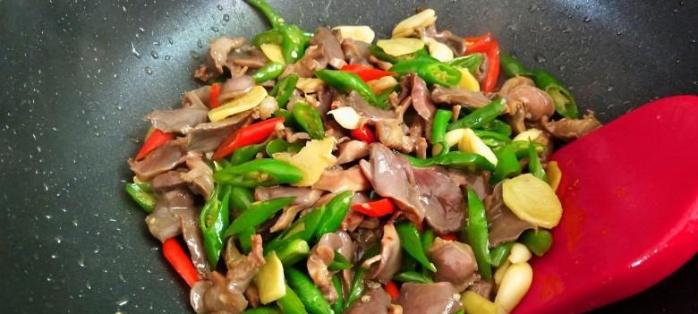 香炒鸭肫，鲜香嫩滑的美味佳肴（香炒鸭肫的家常做法，让你轻松享受美味）-第2张图片-美味行家