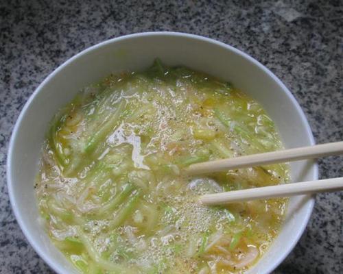 如何制作美味健康的以西葫芦鸡蛋汤？（健康饮食，从鸡蛋汤开始；以西葫芦制作，营养丰富。）-第3张图片-美味行家