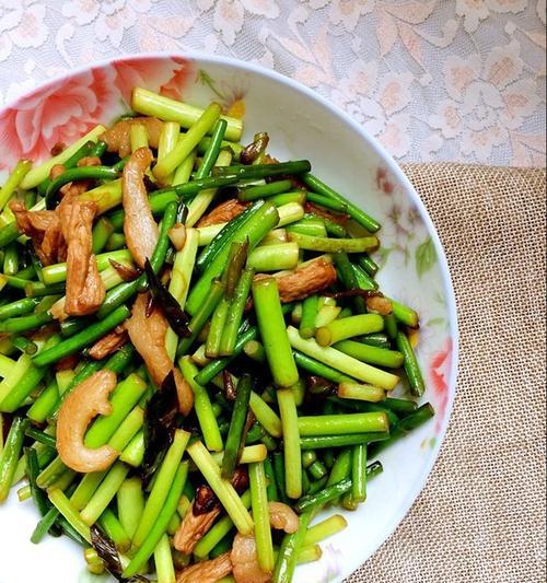 炸豆腐炒青蒜苗，营养美味又下饭（以豆腐为主材，炒出清香爽口的菜品）-第3张图片-美味行家