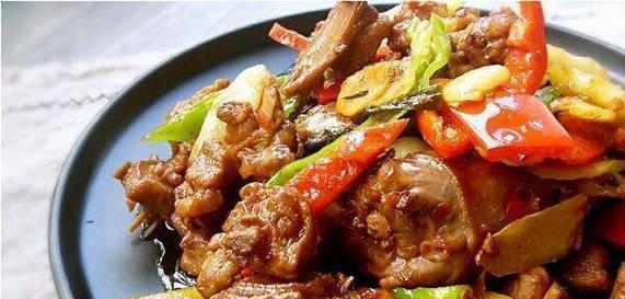 山药闷鸭的做法（营养丰富的山药与鲜嫩多汁的鸭肉相结合，味道鲜美）-第2张图片-美味行家
