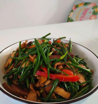 清香肉丝韭菜花的家常做法（健康又美味，一道好看又好吃的家常佳肴）-第2张图片-美味行家