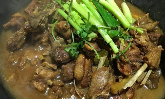 掌握酸菜炆鹅的做法，美味烹饪轻松上手（美味易学的酸菜炆鹅，让你足不出户就能吃到家常味）-第1张图片-美味行家