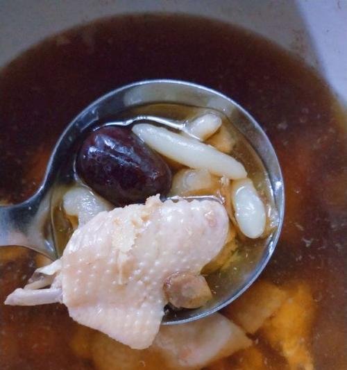 以西洋参炖鸡汤——滋补养生的美味佳品（传统名菜，药食兼备，关爱自己从饮食开始）-第1张图片-美味行家