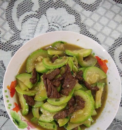 以西葫芦炒牛肉——健康美味的家常菜（家庭必备的简易做法）-第3张图片-美味行家