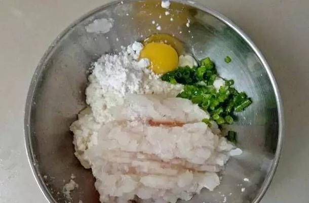 三色鱼泥的做法（轻松掌握，美味不容错过）-第2张图片-美味行家