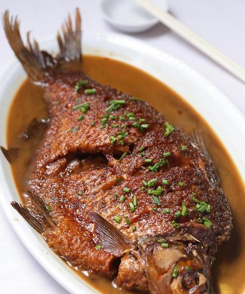 酸菜炖武昌鱼，家庭美食新宠（家庭美食制作大全，如何做出一道让人垂涎欲滴的酸菜炖武昌鱼）-第2张图片-美味行家