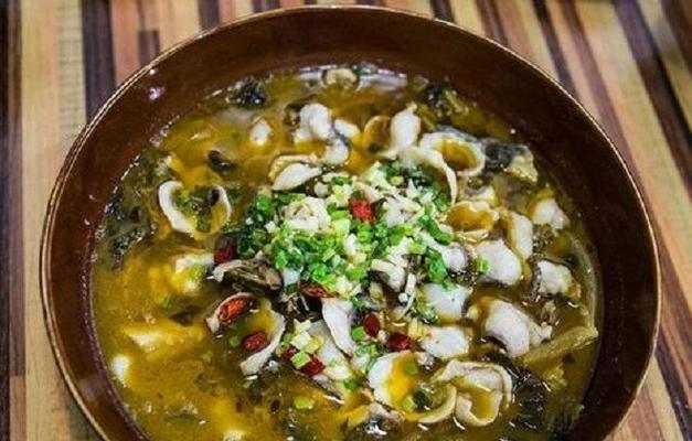 酸菜炖武昌鱼，家庭美食新宠（家庭美食制作大全，如何做出一道让人垂涎欲滴的酸菜炖武昌鱼）-第1张图片-美味行家