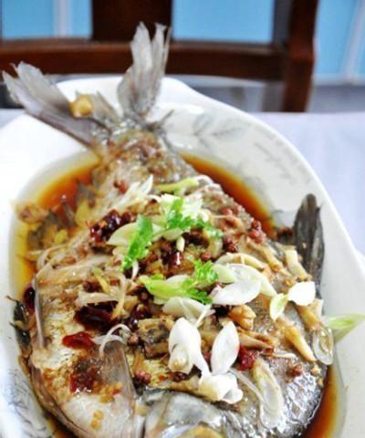 酸菜炖武昌鱼，家庭美食新宠（家庭美食制作大全，如何做出一道让人垂涎欲滴的酸菜炖武昌鱼）-第3张图片-美味行家
