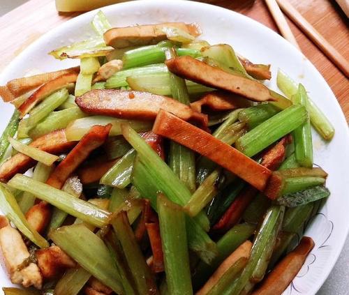 小芹菜炒湘干做法大全（湘菜经典美食，做法简单易学，美味可口让你回味无穷！）-第1张图片-美味行家
