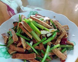 小芹菜炒湘干做法大全（湘菜经典美食，做法简单易学，美味可口让你回味无穷！）-第3张图片-美味行家
