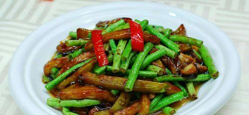 口感鲜美，营养丰富——紫苏叶茄子炒豆角做法（健康饮食新选择，色香味俱佳）-第2张图片-美味行家