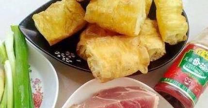 油条配肉末茄汁，口感绝佳！（自制油条，搭配美味茄汁肉末，一起来尝尝！）-第1张图片-美味行家