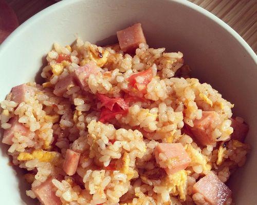 教你如何制作美味可口的西红柿炒饭（以西红柿为主材料的炒饭，不仅好吃，还营养丰富）-第2张图片-美味行家