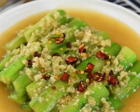 蒜茸炒丝瓜的做法（清爽美味的夏季佳品）-第2张图片-美味行家