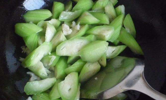 蒜茸炒丝瓜的做法（清爽美味的夏季佳品）-第3张图片-美味行家