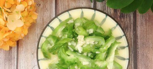 蒜茸炒丝瓜的做法（清爽美味的夏季佳品）-第1张图片-美味行家