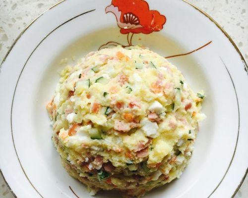 三色土豆泥的制作方法（健康美味的多彩土豆泥，让你爱上家庭烹饪）-第2张图片-美味行家