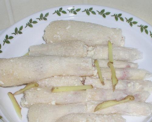 鲜虾豆腐酿竹荪的家常做法（让你在家也能轻松做出美味佳肴）-第1张图片-美味行家
