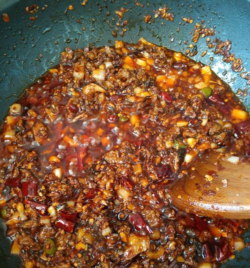 学会制作香辣香菇牛肉酱的绝佳方法（让你的菜肴更加美味可口，让味蕾沉醉在这道美食中）-第1张图片-美味行家
