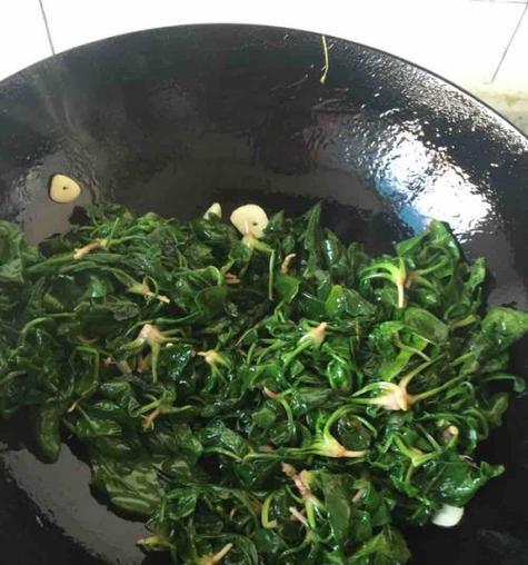 美味又营养，小酱炒菠菜的做法（细节决定成败，掌握这些技巧做出香味诱人的小酱炒菠菜吧！）-第1张图片-美味行家