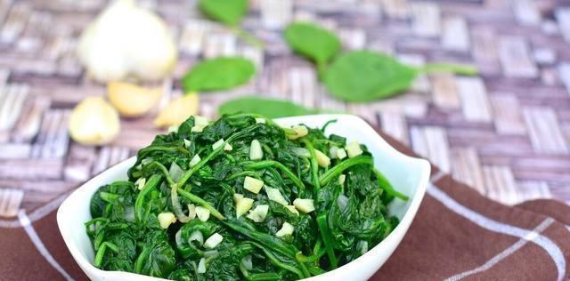 美味又营养，小酱炒菠菜的做法（细节决定成败，掌握这些技巧做出香味诱人的小酱炒菠菜吧！）-第3张图片-美味行家
