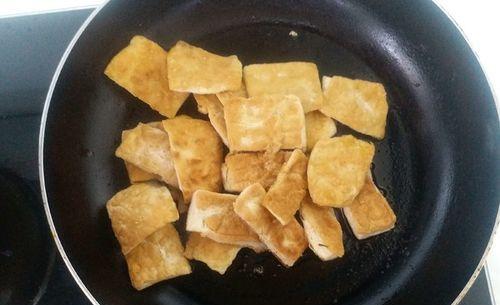 尝鲜美食——油煎豆腐干（传统美味新玩法，一改刻板印象的豆腐干）-第1张图片-美味行家