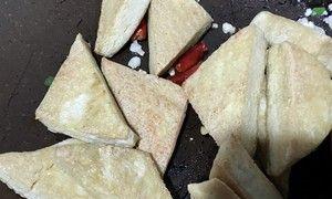 尝鲜美食——油煎豆腐干（传统美味新玩法，一改刻板印象的豆腐干）-第3张图片-美味行家
